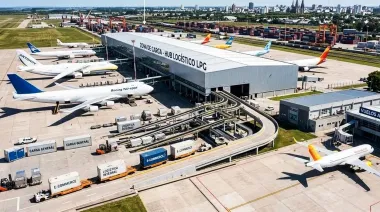 Inversión millonaria: Alak presentó un plan para convertir al Aeropuerto de La Plata en un hub logístico multimodal