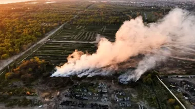 Incendio en un predio de la Ceamse en Avellaneda: el humo afectó el tránsito en la autopista Buenos Aires-La Plata