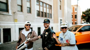 La T y La M convocó a J Balvin y su magia reguetonera para estrenar “Qué Ironía”