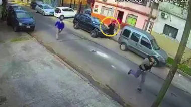 Engañaron a una jubilada para entrar a la casa y el hijo los enfrentó a trompadas