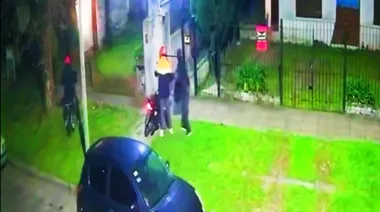 Regresaba de estudiar y en la puerta de la casa le robaron hasta la ropa