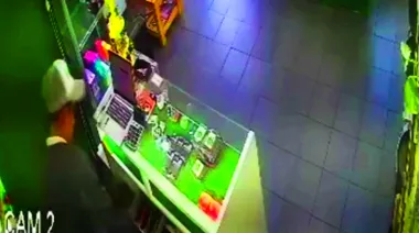 A cara descubierta y de boquilla, robó un "Grow Shop" y se hizo humo en La Plata