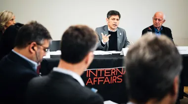Se fue a hacer campaña a Estados Unidos: Kicillof dio una charla en Nueva York cargada de críticas para Milei