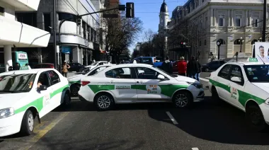Caos de tránsito en La Plata: taxistas protestan contra Uber, Didi y Cabify con cortes en puntos estratégicos