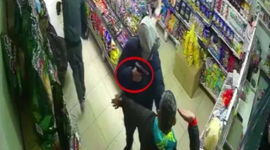 Encapuchados coparon un comercio y le robaron a un cliente en Lanús
