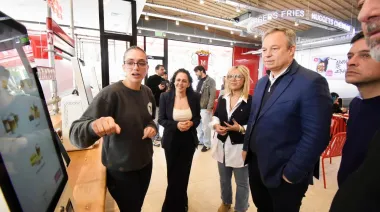 Con la presencia de Cascallares, Fabiani y Eichel, Mostaza inauguró su tercer local en Almirante Brown