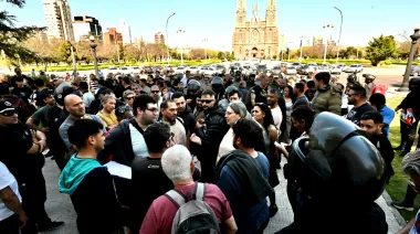 Golpes, amenazas y violencia: nuevo round entre taxistas y choferes de Uber y Didi en La Plata