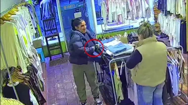 Buscan a dos mujeres que robaron un comercio de ropa en San Isidro