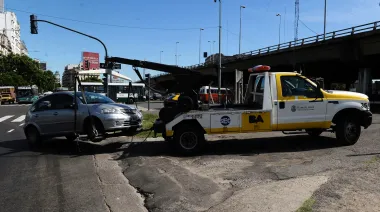 En CABA: una grúa de Jorge Macri retiró un auto con una maniobra que generó una ola de críticas en redes