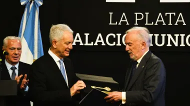 En la Semana de la Hispanidad: Alak distinguió al director de la Real Academia Española en La Plata