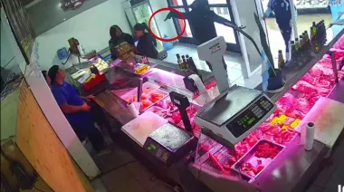 "Son mis hijas, no les hagan nada": a los tiros robaron una carnicería de La Plata