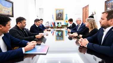 Kicillof se reunió con el embajador de Países Bajos y sigue armando su álbum internacional de cara a 2027