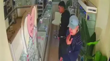 Robo perfecto en Gral. Rodríguez: en dos minutos escaparon de una joyería con millones de pesos