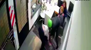 Frente al despacho de Kicillof golpearon y robaron a una joven en un centro de estética