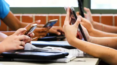 El Senado bonaerense aprobó la prohibición del uso de celulares en las escuelas secundarias