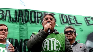 Caos y descontrol en La Plata: ATE salió a la calle y metió presión a Kicillof por los salarios
