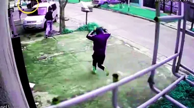 "Bandita de adolescentes" atacó a una mujer y le robó el auto en Lanús