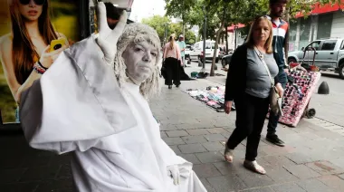 Murió la histórica estatua viviente de La Plata: una figura icónica que cautivó a generaciones