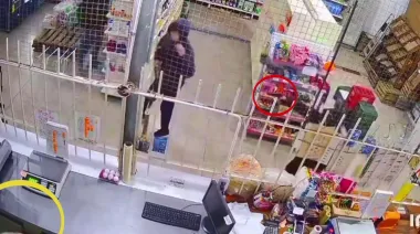 Arde La Plata: coparon una despensa y escaparon con mercadería y la recaudación
