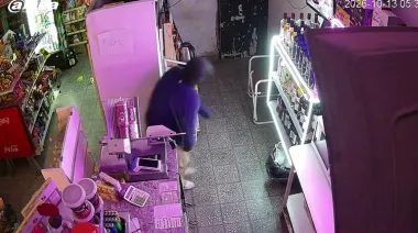 Madrugada salvaje en Junín: encapuchado destrozó y robó un comercio de barrio