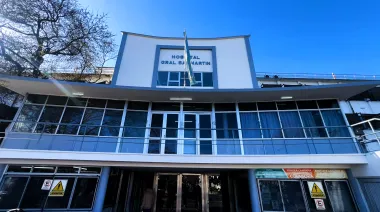 Derrumbe edilicio: se desprendió parte del techo del Hospital San Martín de La Plata