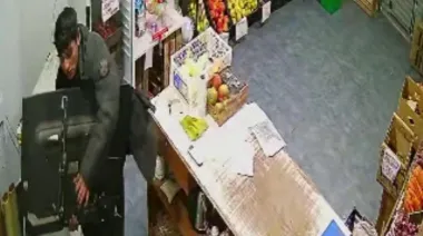 La Plata en modo Conurbano: con varios viajes y en menos de una hora, desvalijaron un comercio