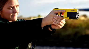 El proyecto que busca equipar a la Policía bonaerense con armas taser logró un avance en Diputados