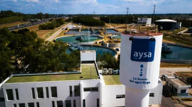 Milei adjudicó la venta de AySA y el gobierno bonaerense prepara una impugnación