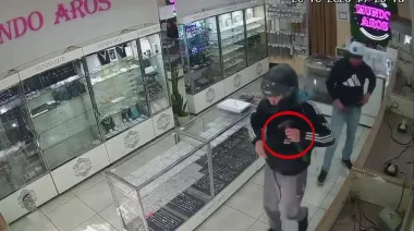 A punta de pistola y con martillazos, asaltaron una joyería en Merlo