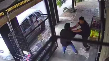 El VAR no vio nada: detuvo a un ladrón con una patada a lo Hrabina