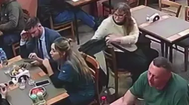 Mozo interceptó a una descuidista y recuperó las pertenencias de una clienta en Parque Centenario