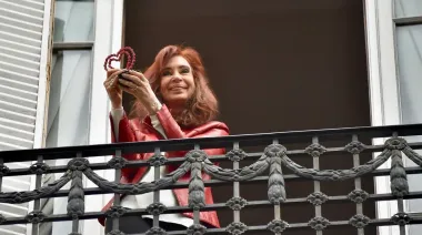 Una multidud de Escobar visitó a Cristina y le regaló flores