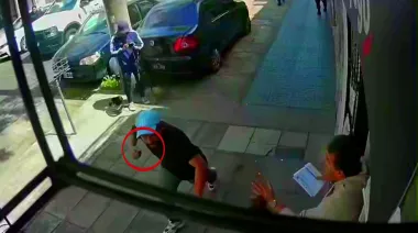 Tensión en Lanús: lo rodeó la policía y amenazó con degollarse