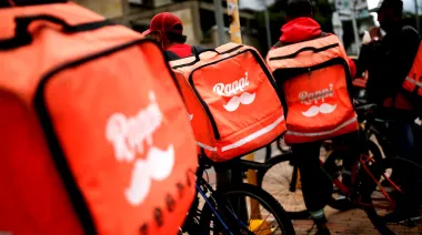 El proyecto de Kicillof para regular a empleados de Rappi, Glovo y Uber encara una instancia crucial en el Senado