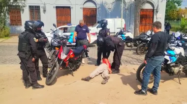 Una plaga de La Plata: temerario motociclista intentó escapar de la policía en contramano y a 100 km/h