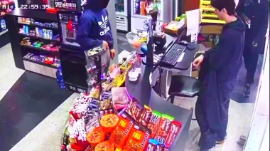 La inseguridad "Non Stop" en La Plata: con cuchillos asaltaron una sucursal de la cadena de kioscos