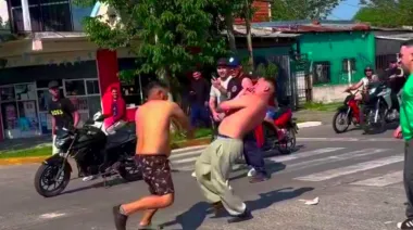 Se trompearon en la esquina y todo el barrio salió a ver "el espectáculo" en Berazategui