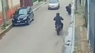 La pudo matar: motochorro asaltó a una jubilada y la arrastró por el pavimento