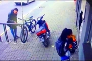 En un minuto y con enorme alicate, robó bicicleta de 500 mil pesos en el centro de Berazategui