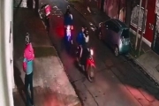 Motochorros hambrientos en Tres de Febrero: no pudieron robar la moto al delivery y le sacaron las empanadas