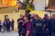 Descontrol en CABA: presuntos delincuentes atropellaron a motoqueros, chocaron auto estacionado e intentaron huir a pie