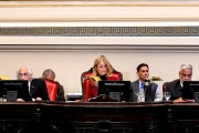 Sin la prensa y con polémica: Magario tuvo que desempatar para aprobar las reelecciones indefinidas en el Senado bonaerense
