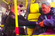 Agente de la Policía de la Ciudad agredió a un discapacitado y lo tiró a la calle desde un colectivo