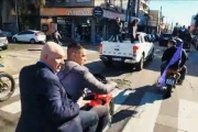 Espert tuvo que huir en moto, en medio de los incidentes en el Conurbano