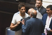 Escándalo y papelón de Passaglia en Diputados: quiso resasumir su banca, estaba de licencia y casi lo saca seguridad