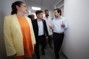 Kicillof recorrió el Hospital de Moreno y reveló su teoría sobre por qué Milei no lo quiere recibir