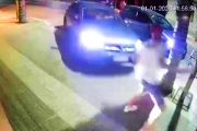 Año nuevo, ladrones viejos: le intentaron robar la camioneta y casi aplastó a un delincuente en la vereda