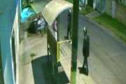 Los reconocieron y los buscan los vecinos: simularon esperar el colectivo y le robaron al amanecer