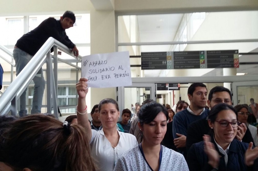 Trabajadores realizaron abrazo al Ministerio de Salud en rechazo a despidos y cierre de programas