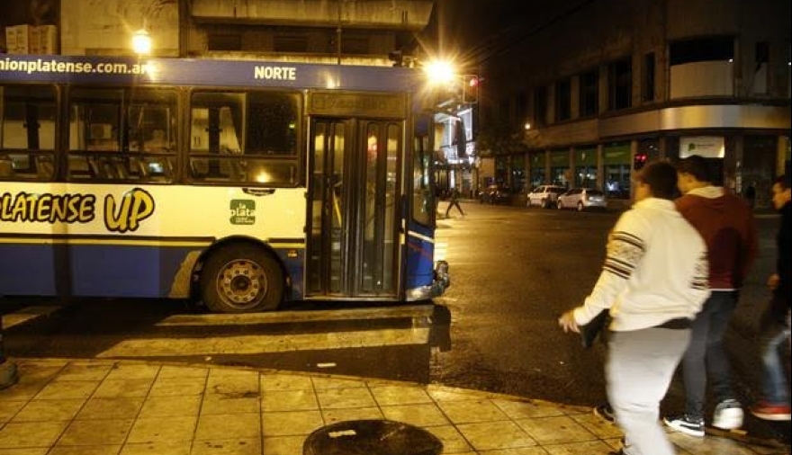 Entre polémicas y confusiones, levantan el paro de micros en La Plata ...